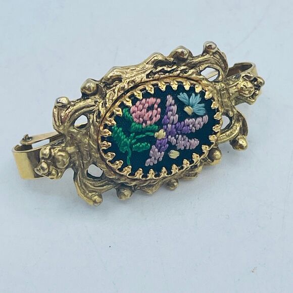 Vintage Gold Tone Floral Needlepoint Tapestry Design Scarf Holder Hinged Clasp - Picture 1 of 8